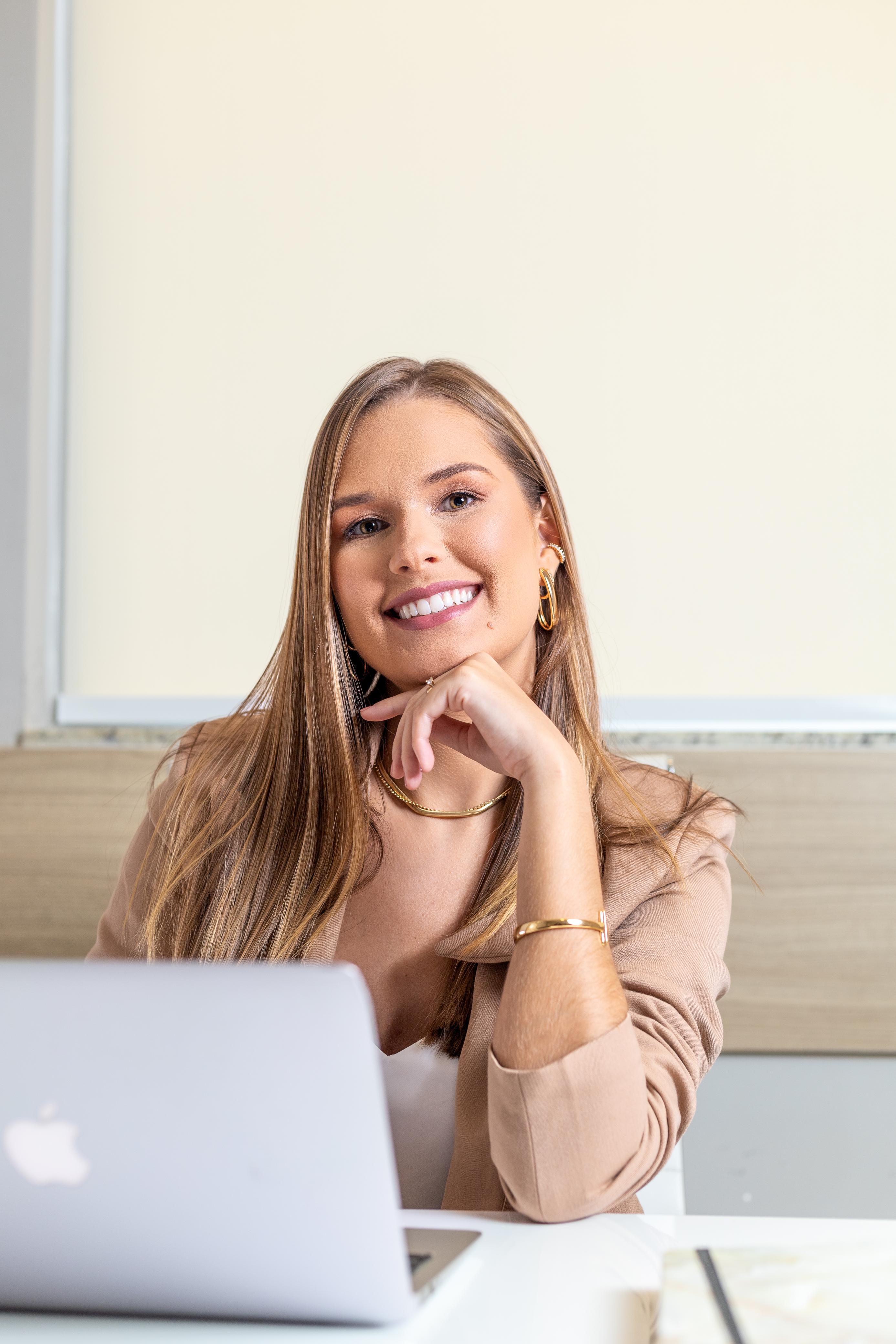 Carolline Miguez, especialista em INSS de obras
